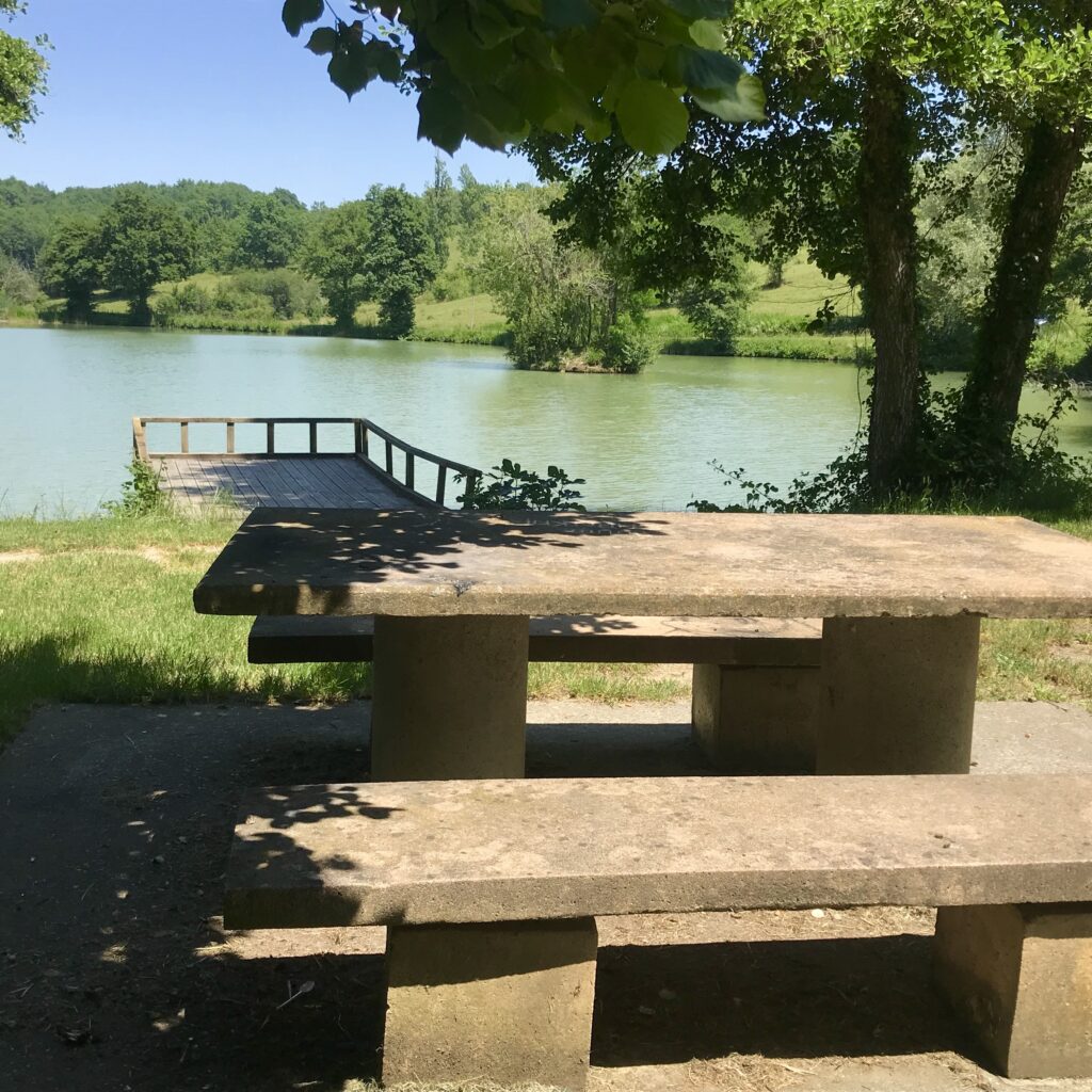 table pique-nique à Montbrun-Bocage lieux pour pique nique proche Toulouse