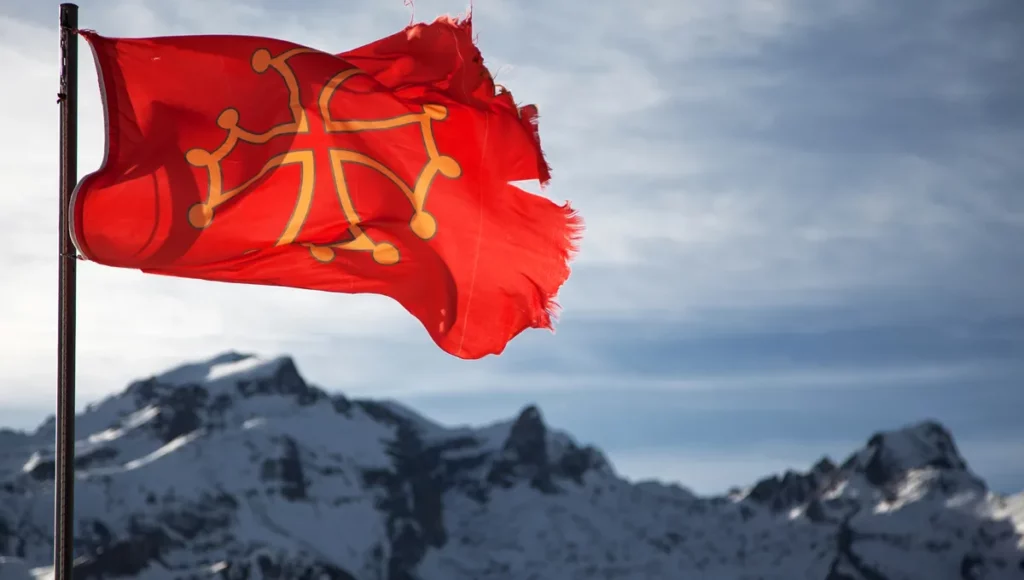 drapeau occitan au sommet des Pyrénées par Massimo Ravera en Occitanie Volvestre